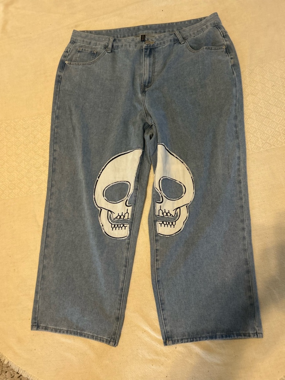 Gulipur lt /med wash denim flare jeans with white skull at knee